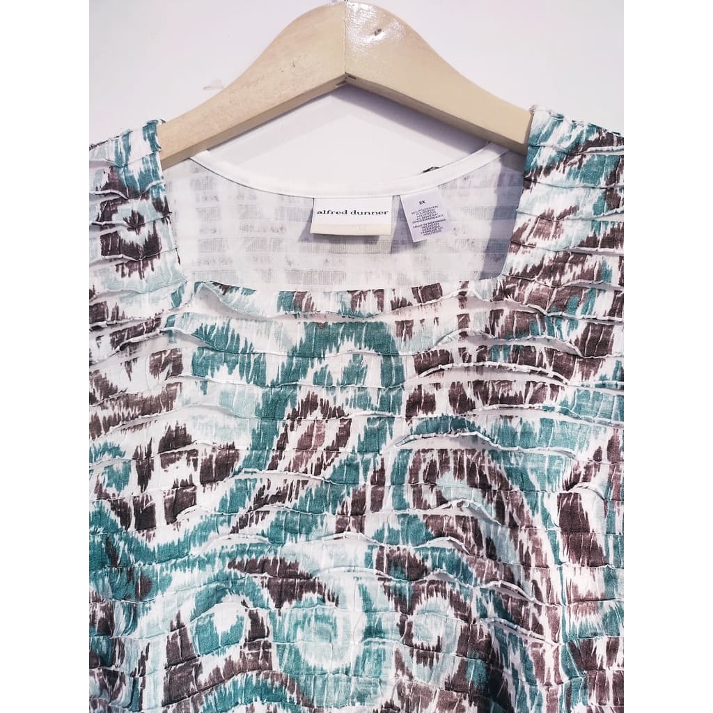 Sophisticated Evening Gown with Details 6