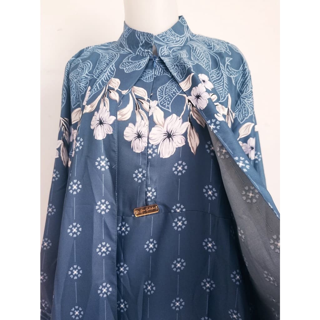 Sophisticated Evening Gown with Details 2