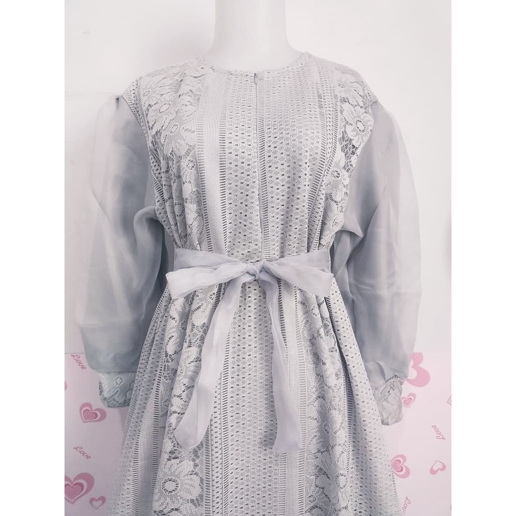 Sophisticated Evening Gown with Details 3