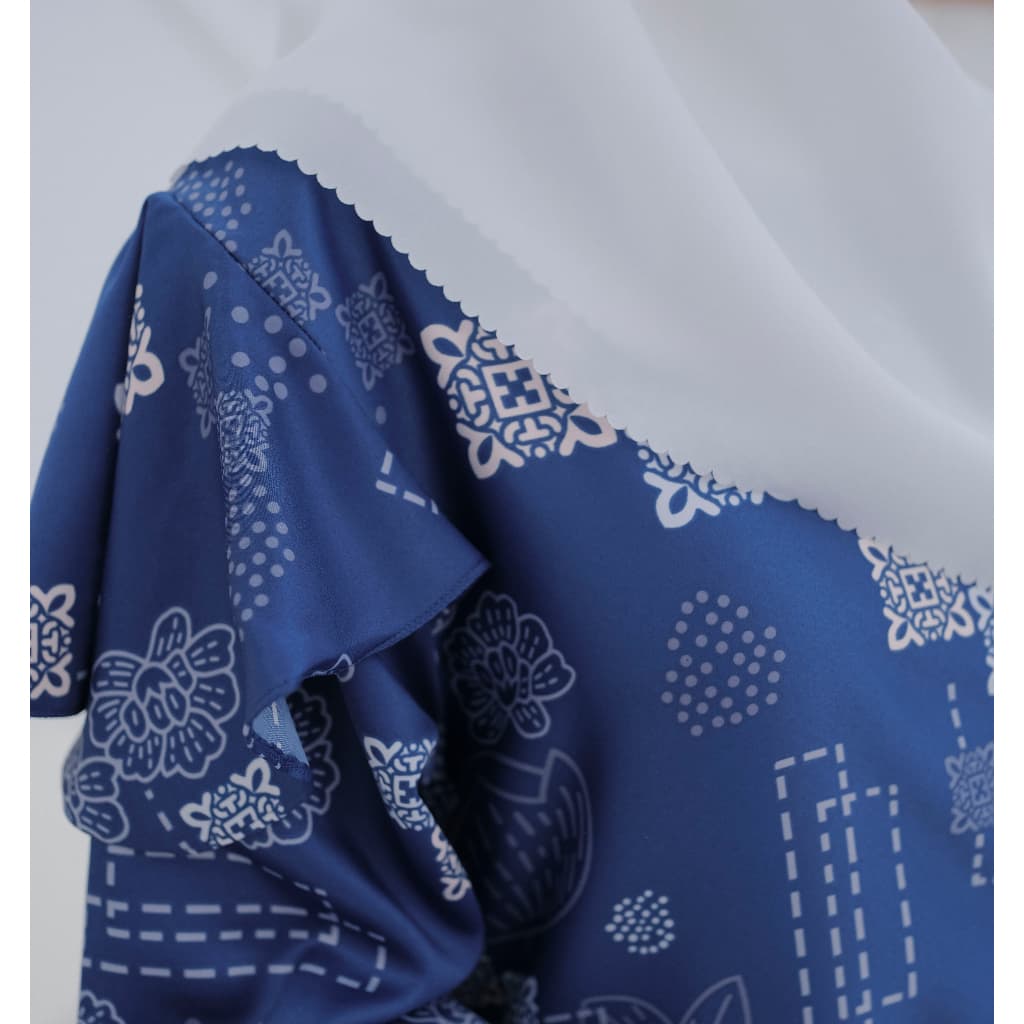 Sophisticated Evening Gown with Details 9