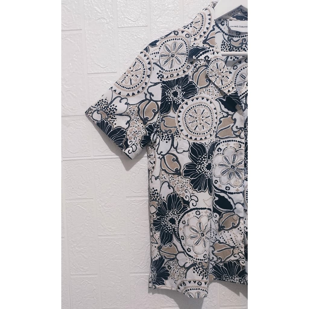 Elegant Abaya with Detailed Embroidery 9