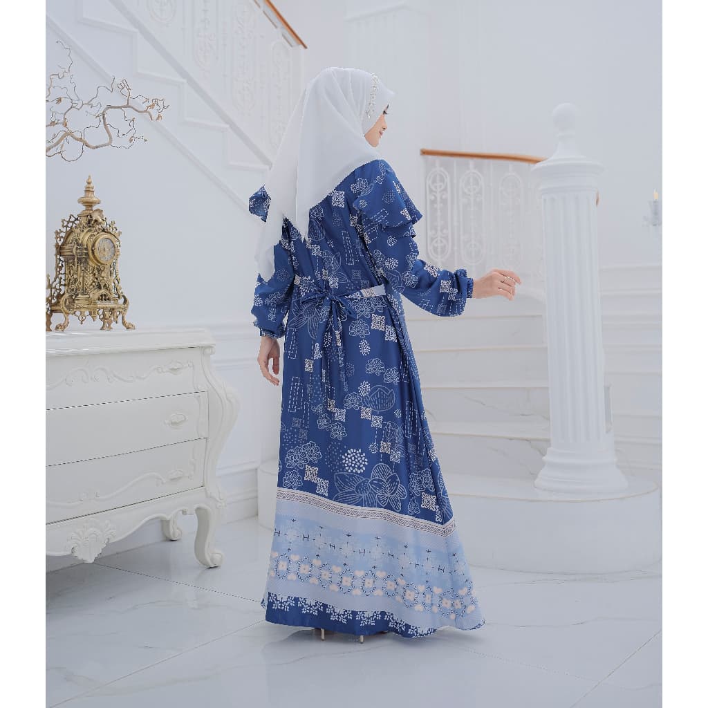 Sophisticated Evening Gown with Details 5