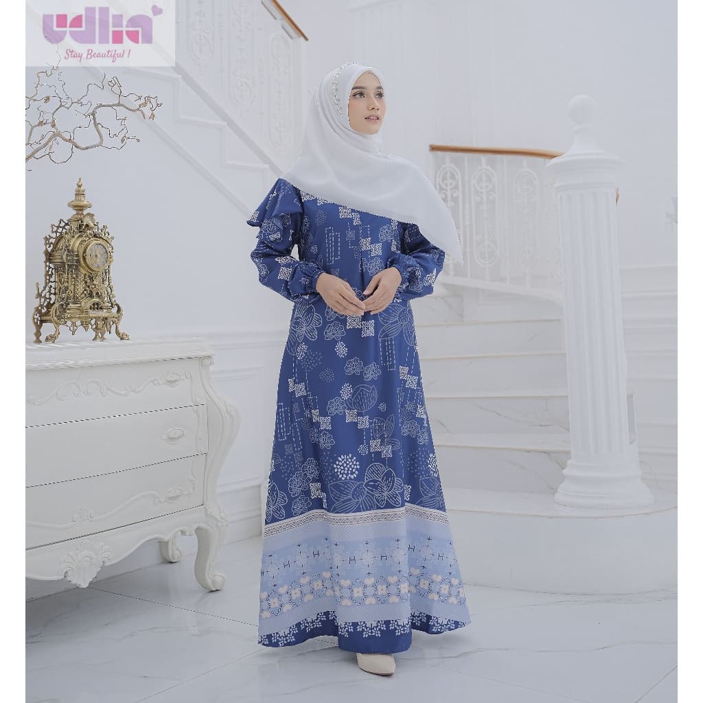 Sophisticated Evening Gown with Details 1