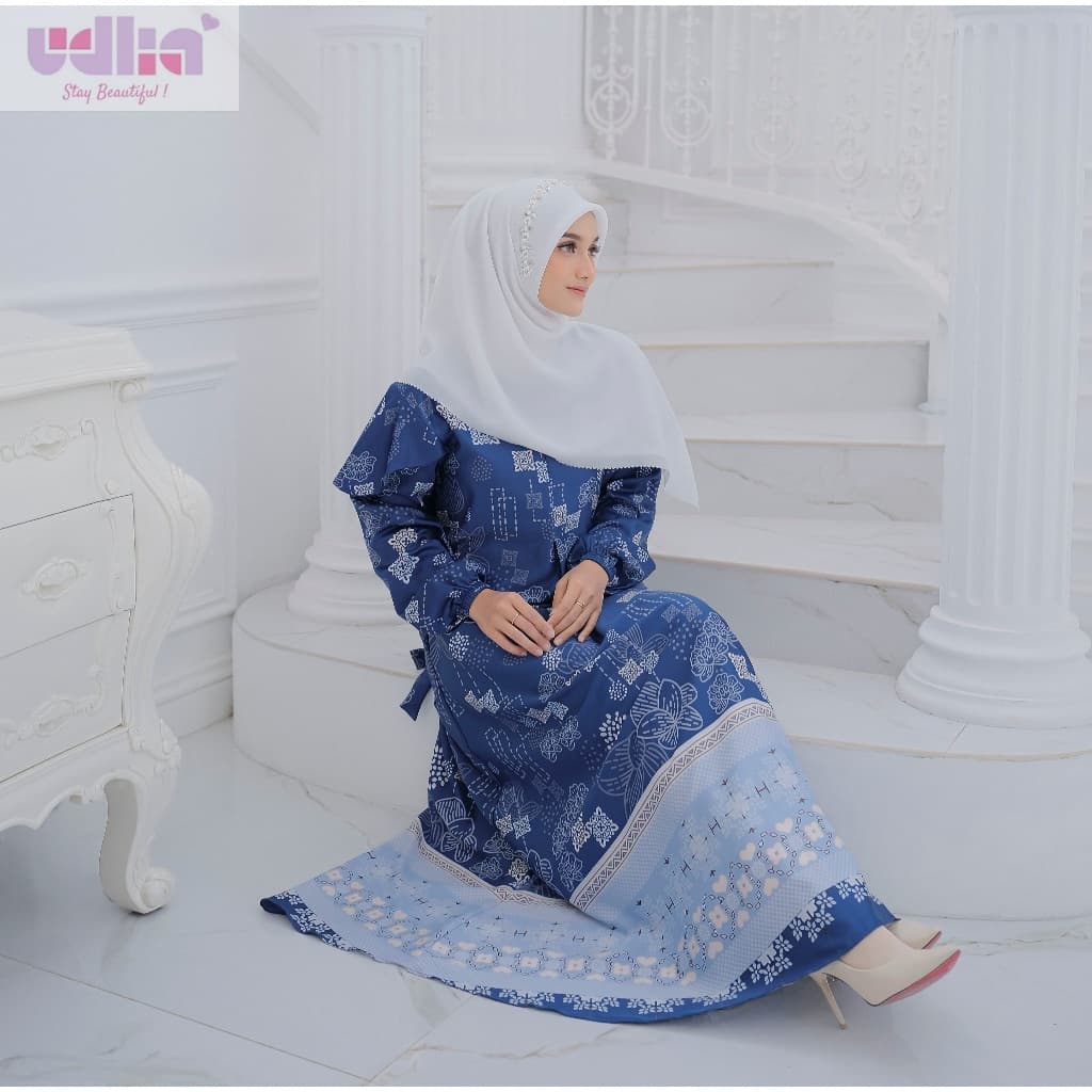 Sophisticated Evening Gown with Details 2