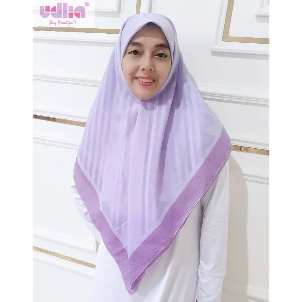 Sophisticated Evening Gown with Details 8