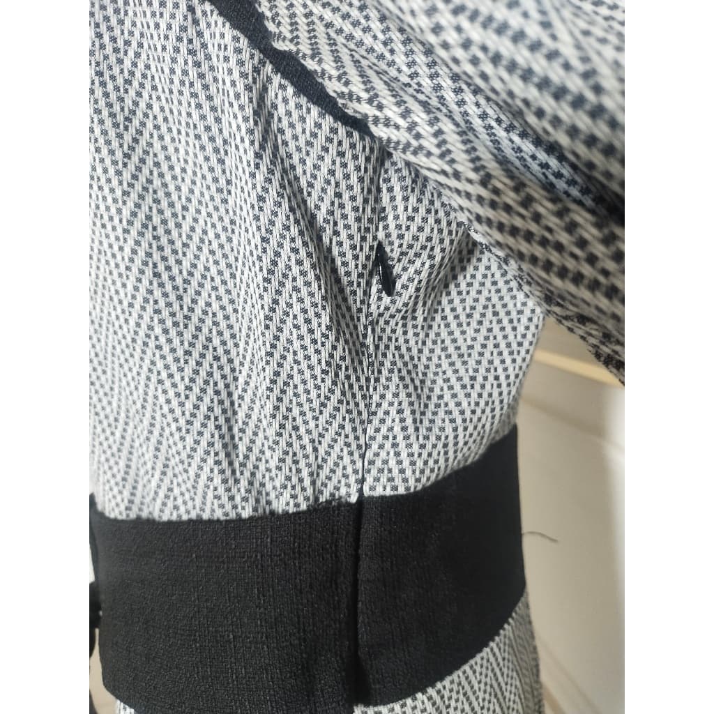 Elegant Abaya with Detailed Embroidery 3