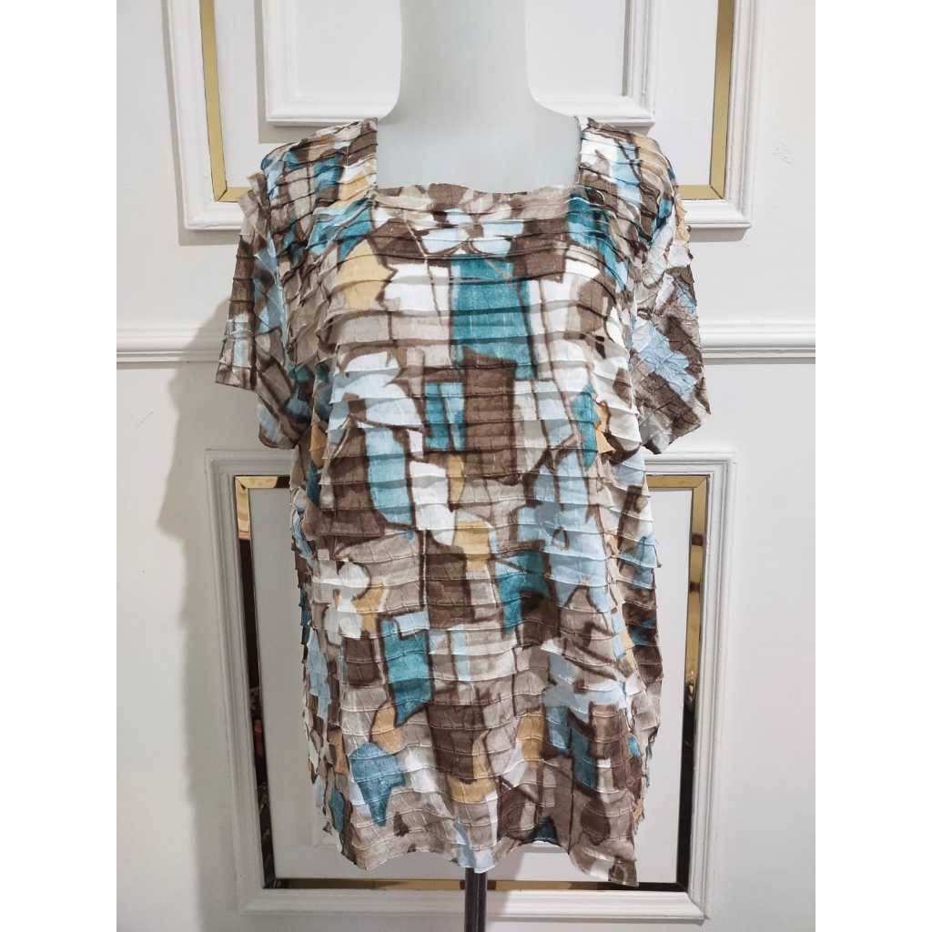 Sophisticated Evening Gown with Details 11