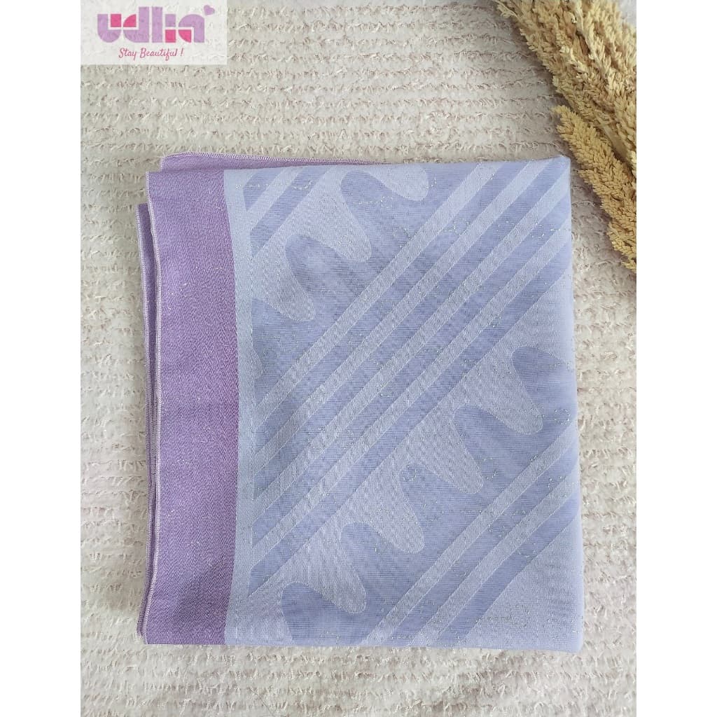 Sophisticated Evening Gown with Details 9