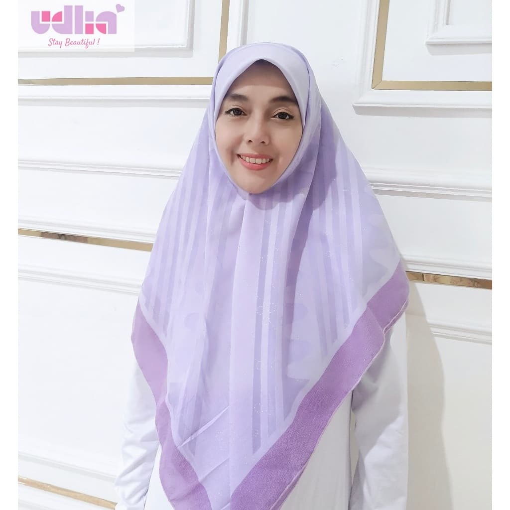 Sophisticated Evening Gown with Details 7