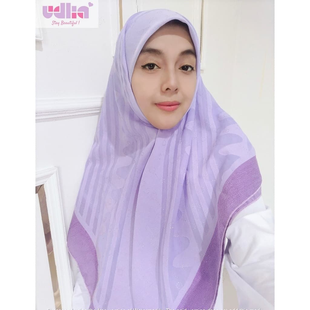 Sophisticated Evening Gown with Details 5